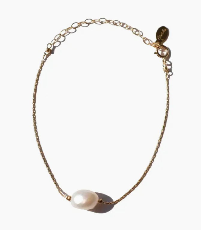 Marida Jewelry Bracelet with a pearl on a gold chain against a white background