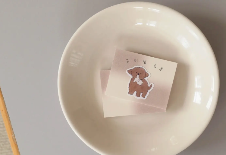 Small card with a dog illustration on a white plate